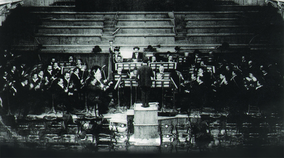 Photo of Gustav Mahler conducting the New York Philharmonic.